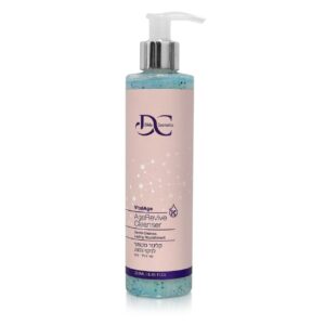 שם הסדרה: VitalAge מוצר מספר 5 שם המוצר באנגלית: AgeRevive Cleanser Gentle Cleanse, Lasting Nourishment שם המוצר בעברית: קְלֵנְזֶר מקצועי לניקוי והזנה סוג עור: עור רגיל - יבש טקסט שיווקי: הפתרון המדעי שלך לניקוי עדין והזנה מתמשכת. תכשיר ניקוי זה פותח במיוחד עבור עור רגיל עד יבש, ומשלב רכיבים מתקדמים כדי לספק חוויית טיפוח מקיפה. המוצר מכיל תרכובת טבעית של חומצות אלפא הידרוקסיות (AHA), המשלבת את ACB Fruit Mix, המסייעת להחלקת מרקם העור ולהבהרתו. בנוסף, נוסחה זו מחזקת את רקמות העור ומעשירה אותו בויטמינים E ו-C, נוגדי חמצון רבי עוצמה. התכשיר מסייע בשיקום עור פני השטח הסיבתי בעוד החומצה ההיאלורונית מעניקה לחות עמוקה, ומפחיתה את הופעת הקמט